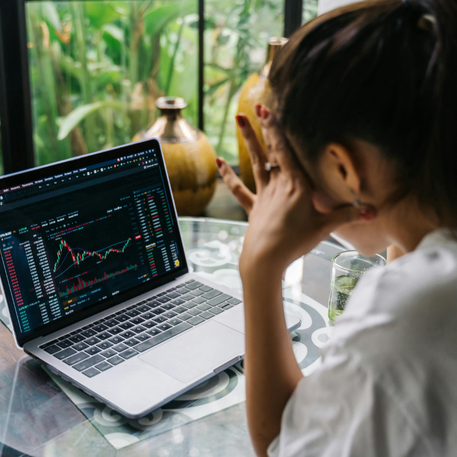 Analityczka finansowa analizująca wykresy na laptopie